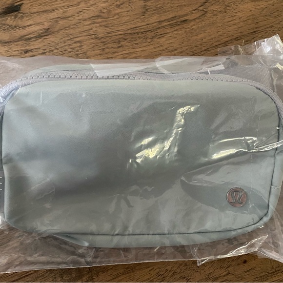 NWT lululemon belt bag - Picture 3 of 4